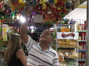 Procon de Três Lagoas pesquisa preços de produtos consumidos na Páscoa Consumidor deve ficar atento pois a numeração não representa o peso do produto, que vaira de uma marca para outra (Foto: Arquivo/ Perfil News)