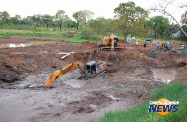 Escavadeira que afundou quando fazia limpeza de lago é retirada com ajuda de operários (foto: Simão Nogueira)
