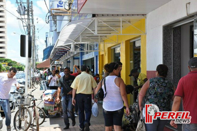 No sábado de Aleluia, as lojas abrirão às 8 horas e fecharão as portas às 17 horas (Foto: Perfil News)