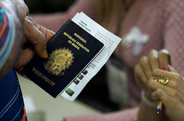 Nova regra do passaporte dificulta embarque de brasileiros para a Europa Há reclamações de passageiros devido ao passaporte todo dia (Foto: Wilton Junior/03.10.2010/Estadão Conteúdo)