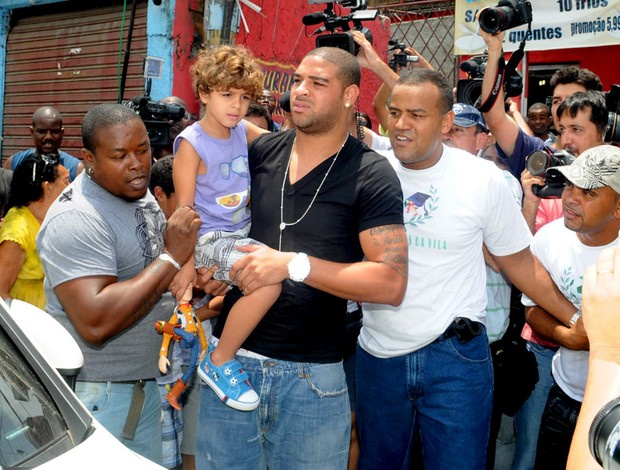 Adriano foi recebido com festa pela comunidade na Vila Cruzeiro. Foto: André Durão / Globoesporte.com