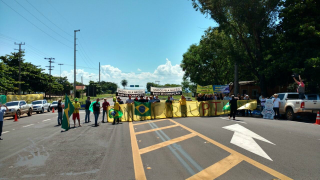 Nas proximidades da entrada do distrito da Nova Porto XV, na BR 267 os manifestantes bloquearam parcialmente a rodovia (Foto:  João Victor)