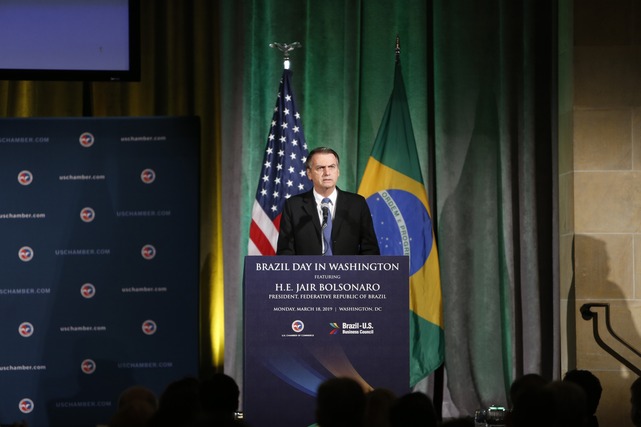 Bolsonaro e Trump se reúnem hoje na Casa Branca O presidente Jair Bolsonaro discursa durante o evento “Brazil Day in Washington”, capital dos Estados Unidos, nesta segunda-feira (18). Bolsonaro se encontra com Donald Trump nesta terça-feira. (Foto: Vanessa Carvalho/Agencia O Globo). Crédito: Brazil Photo Press/Folhapress