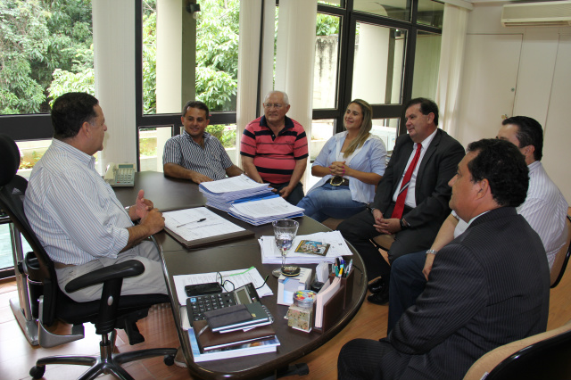 Deputado Eduardo Rocha garante patrulha mecanizada para Paranaíba No pedido entregue ao diretor presidente estavam ainda o calcário, o kit irrigação, ordenhadeira e resfriadores, além de um veículo e uma moto para o escritório da Agraer (Foto: Divulgação/Assecom)