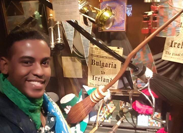 Da varinha ao museu, fãs três-lagoenses comemoram 20 anos de Harry Potter Daniel Ramos visitou o Museu do Harry Potter Exibition, Bélgica(Foto: Reprodução/Facebook )