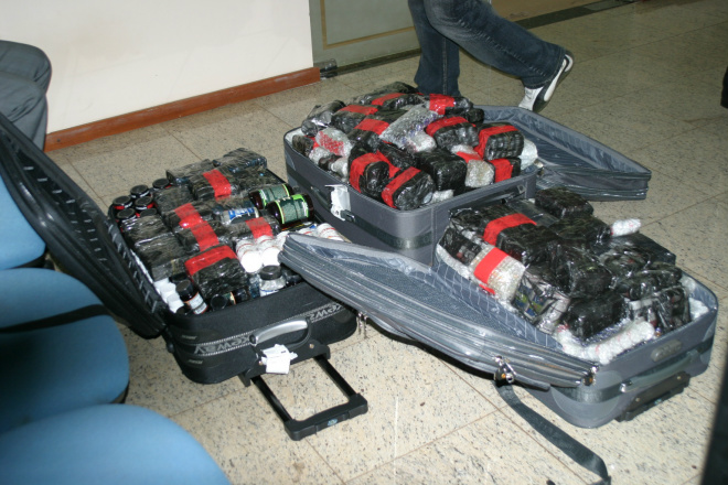 Passageiro foi barrado no Aeroporto de Campo Grande com três malas cheias de anabolizantes e anfetaminas.(Foto: Divulgação/PF)