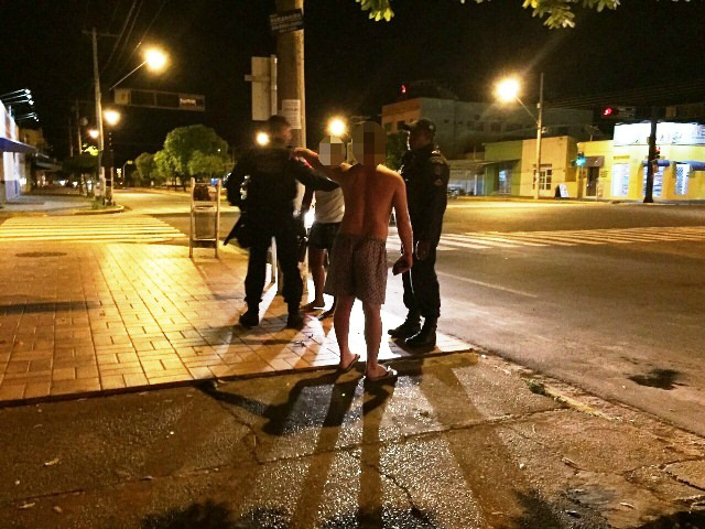 Desentendimento e agressões tumultuam centro de Três Lagoas, na noite de domingo Policiais militares contém a adolescente, enquanto o homem de