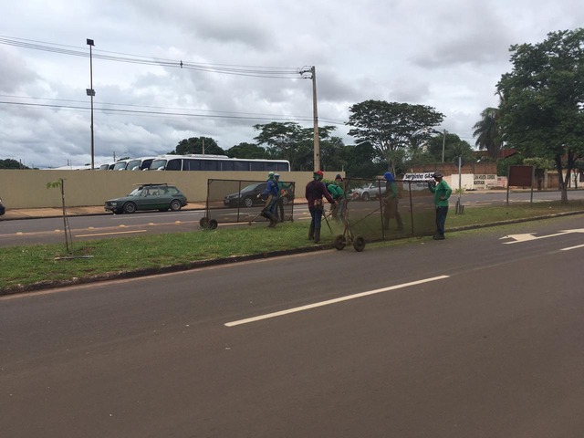 Reeducandos do semi-aberto farão o trabalho de manutenção e limpeza da jardinagem municipal também nos próximos dois sábados. Foto: Divulgação