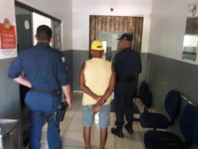 Idoso condenado a 11 anos por estupro de criança no PR é preso em MS Idoso chegando a delegacia com os policiais militares. (Foto: Rio Brilhante em Tempo Real)