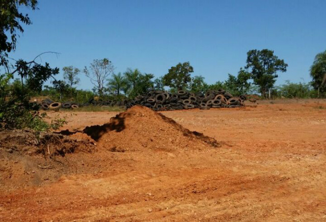 Além da extração de cascalho sem autorização ambiental, também foram encontrados centenas de pneus depositados ilegalmente na propriedade (Foto: Assessoria)