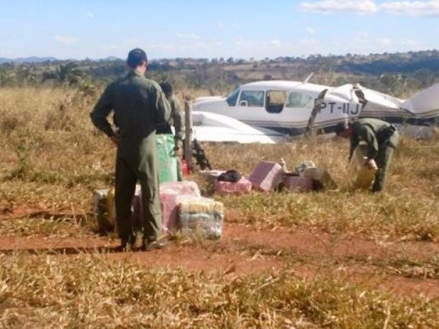 Avião carregado de cocaína interceptado em Goiás (Foto: FAB/Divulgação)