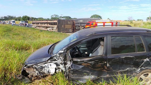 O acidente aconteceu na BR 262 próximo ao trevo para São Paulo (Foto:Ricardo Ojeda)