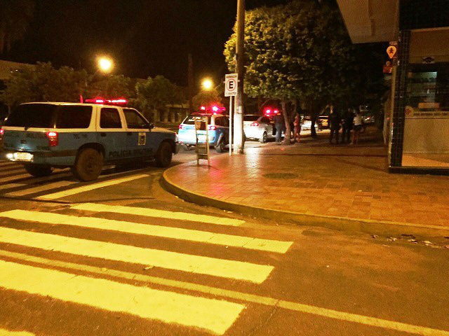 Desentendimento e agressões tumultuam centro de Três Lagoas, na noite de domingo Três viaturas da Polícia Militar acorreram ao local dos fatos, onde a dupla protagonizava cenas de agressões (Foto: Marco Campos)