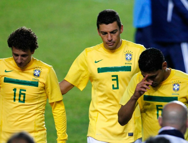 Brasil dá vexame nos pênaltis, erra 4 cobranças e é eliminado pelo Paraguai Elano deixa o campo cabisbaixo ao lado de Lúcio e André Santos (Foto: Reuters)