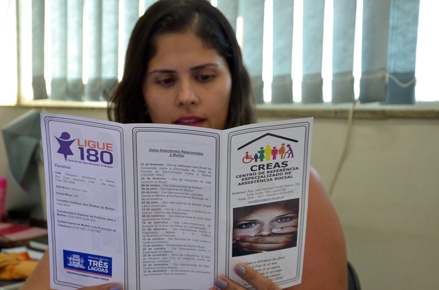 Campanha de conscientização dos direitos das mulheres é promovida com panfletagem Campanha de conscientização dos direitos das mulheres é promovida com panfletagem