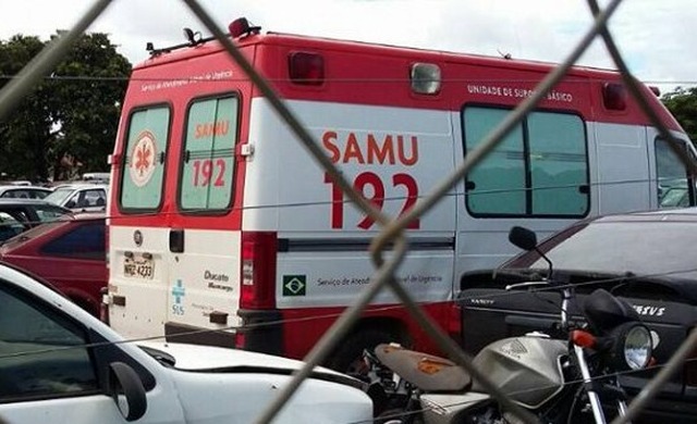 Após constatar o licenciamento vencido os policiais recolheram a ambulância, placas  NRZ - 4233 ao pátio de veículos apreendidos do Detran (Foto: Divulgação)