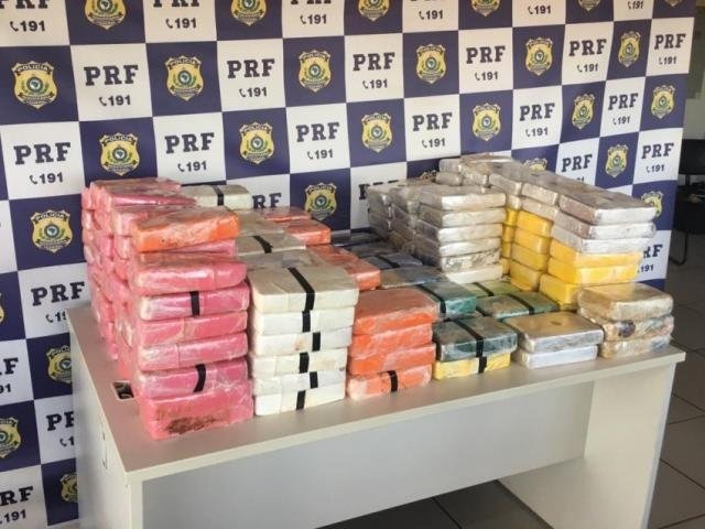 Homem é preso com 230 quilos de cocaína que seria levada de MS para o PR Tabletes da cocaína que foi encontrada na carreta. (Foto: Divulgação)