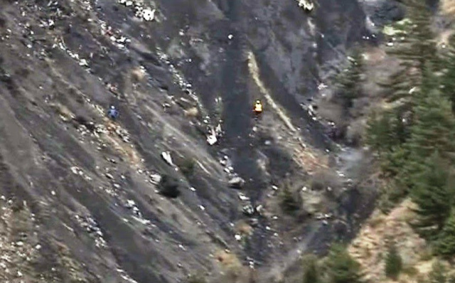 Resgate dos pedaços do avião e de corpos das vítimas, nos Alpes franceses (Foto: Google)