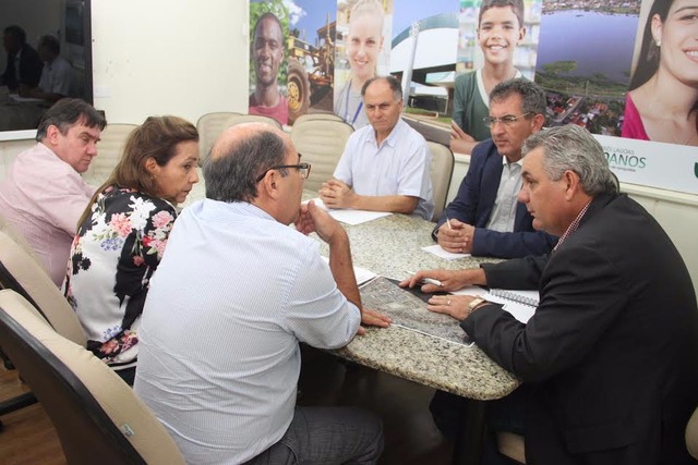 O Prefeito Angelo Guerreiro, acompanhada do secretário Geral (Foto/Assessoria)