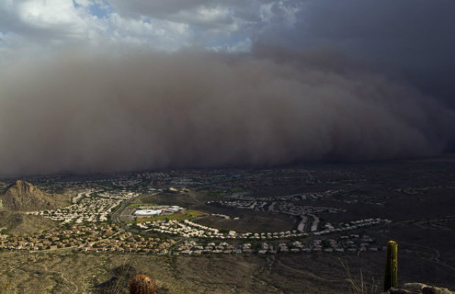 Tempestade de areia sobre Phoenix, no Arizona, nesta segunda-feira (18) (Foto: AP)