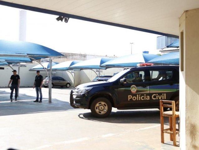 Viatura da Polícia Civil deixa prédio da Câmara Municipal de Dourados. (Foto: Helio de Freitas).
