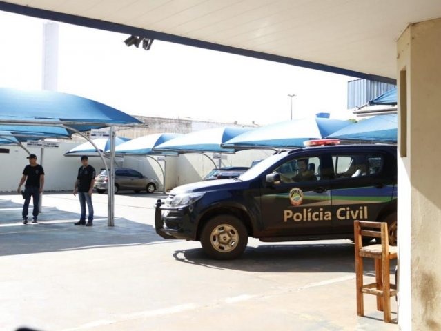 Ação que prendeu vereadores investiga pagamento de propina por empresas Viatura da Polícia Civil deixa prédio da Câmara Municipal de Dourados. (Foto: Helio de Freitas).