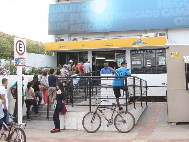 Fila em frente à Funsat, agência pública de empregos em Campo Grande (Foto: Marcos Ermínio/Arquivo)
