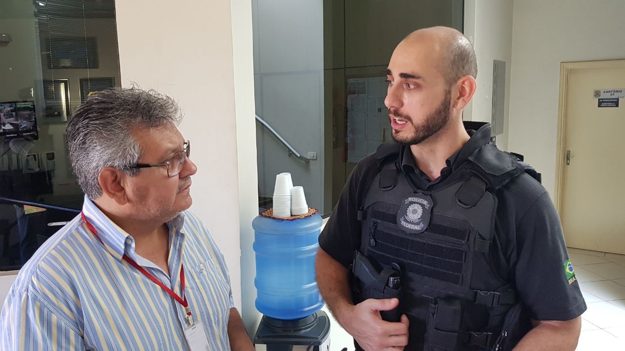 Jornalista Ricardo Ojeda, diretor do Perfil News, em entrevista com o delegado Alan Wagner Nascimento Givigi, da Polícia Federal. (Fotos:Perfil News). 