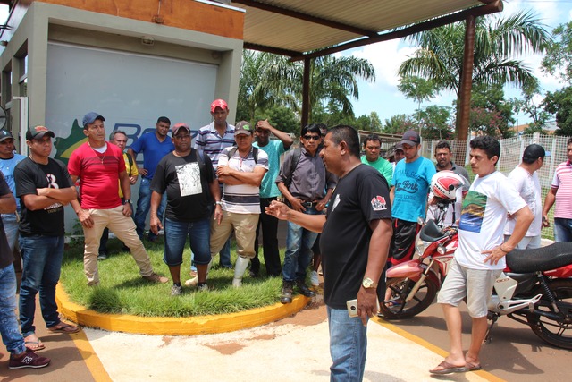 Revoltados pela atitude patronal, mais de 60 trabalhadores se reuniram nesta manhã do dia 04 em frente da empresa e discutiram quais as atitudes a serem adotadas para garantir o pagamento do salário de outubro (Foto/Assessoria)