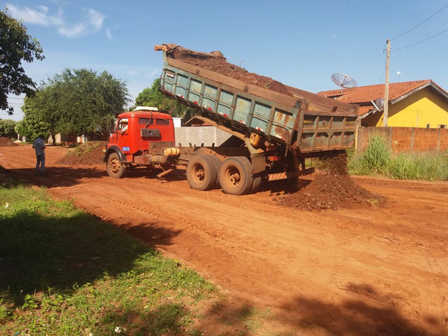 A  pedra brita utilizada é proveniente do traçado da antiga linha férrea que cruzava alguns pontos do perímetro urbano de Três Lagoas (Foto/Assessoria)