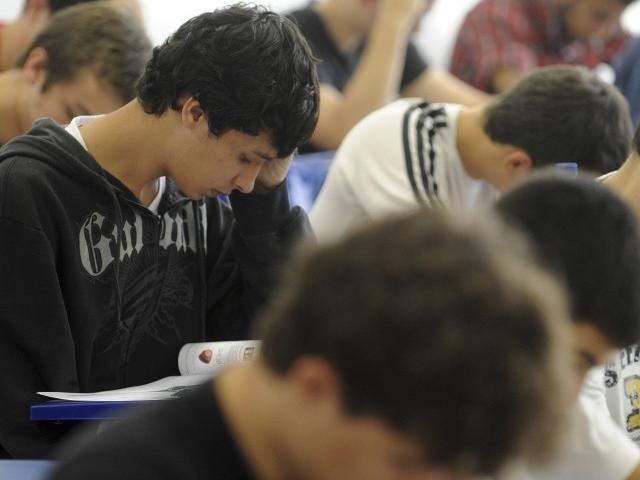 Estudantes concentrados em processo seletivo. Eles podem fazer inscrição para o Fies para o 2º semestre a partir de amanhã (16). (Foto: Wilson Dias/ABr)

