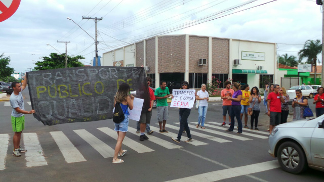 Moradores exigem melhorias no transporte público de Três Lagoas. Uma pauta de reivindicação foi montada por eles. (Fotos: Ricardo Ojeda).