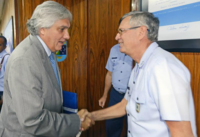 O brigadeiro Rossato agradeceu a Delcídio o apoio ao projeto de modernização da Aeronáutica (Foto: Divulgação)