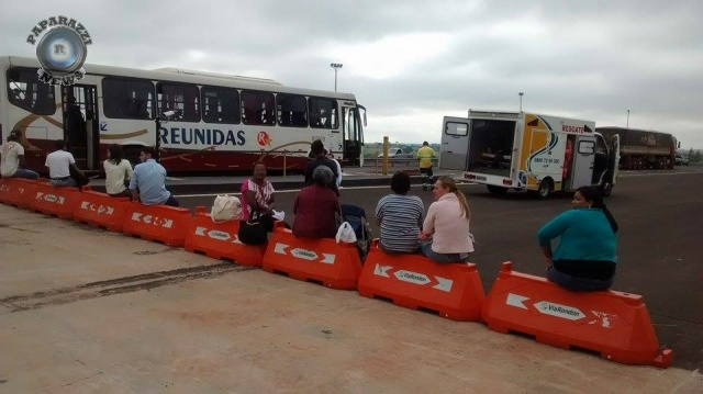 Ônibus da Reunidas bate em caminhão pipa e alguns passageiros ficam feridos Passageiros que não sofreram ferimentos esperam a chegada de outro ônibus para seguir viagem (Foto: Paparazzi News)
