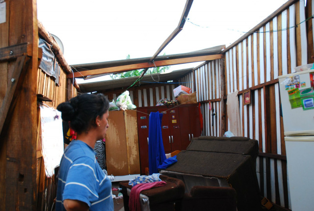A moradora olha, preocupada, o que restou de seus pertences que estavam na casa destruída pelo temporal (Foto: Da Hora Bataguassu)