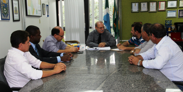 Deputado Junior Mochi e prefeito de Costa Rica apresentam reivindicações na Sejusp Wantuir Jacini, disse que emergencialmente serão encaminhadas duas caminhonetes 4x4 que eram utilizadas pelo Departamento de Operação de Fronteira (DOF) (Foto: Divulgação/Assecom)