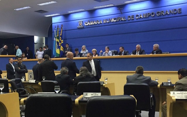 Em menos de 5 minutos, vereadores aprovam aumento de R$ 15 para R$ 19 mil Depois de suspender a sessão, vereadores de Campo Grande votam contra projeto — Foto: Alysson Maruyama/TV Morena