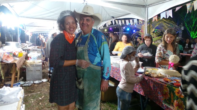 O casal anfitrião, Angelo Guerreiro e Leide Daiane recebeu todos os convidados com muito carinho (Foto: Márcia Hellem)