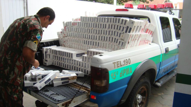 PMA apreende veículo carregado de cigarros contrabandeados do Paraguai Policiais ficaram escondidos durante toda a manhã esperando o autor do contrabando vir buscar o veículo, mas ninguém apareceu (Foto: Divulgação/PMA)