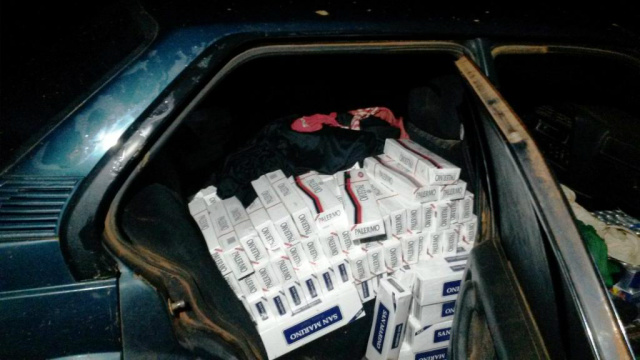 O carro e o cigarro foram recolhidos e entregues à Receita Federal de Mundo Novo (Foto: Divulgação/PMA)