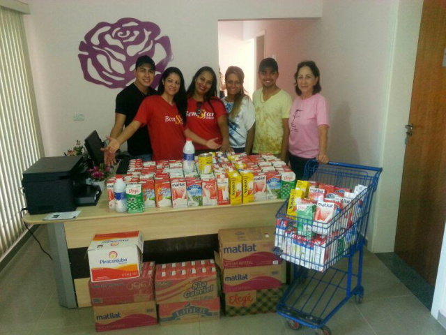 Fernanda e a equipe da Bem Star entregam o material arrecadado para representantes da Rede Feminina (foto: arquivo pessoal)