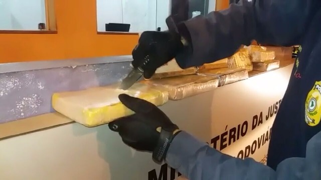 Jovens são presos transportando 10 kg de cocaína em caminhonete o condutor acabou confessando que pegou o automóvel carregado em Ponta Porã (MS) (Foto: PRF / Divulgação)