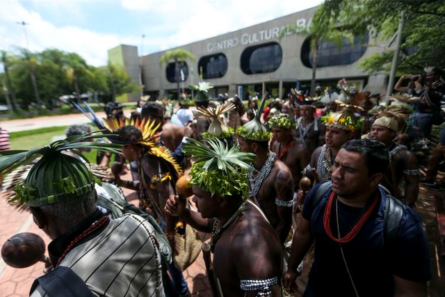 Índios vão ao CCBB entregar carta pedindo que Funai permaneça com a Justiça - Marcelo Camargo/Agência Brasil