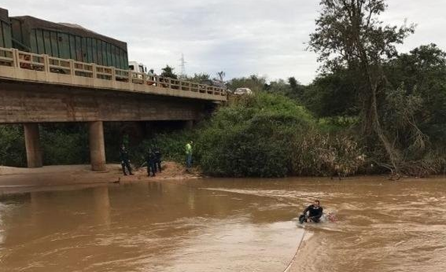 Bombeiros trabalham na tentativa de retirar o carro que caiu no rio Maracaí. (Foto: Polícia Civil/ Divulgação)