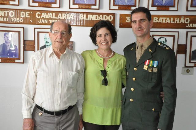 A prefeita de Três Lagoas, Marcia Moura (PMDB), juntamente de seu pai, Coronel e Ex-Comandante de Infantaria, João da Costa Moura, prestigiaram a formatura de oficiais da 2ª Companhia de Infantaria do Exército Brasileiro (Foto: Divulgação/Assecom)