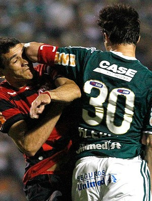 Na volta de Kleber, ninguém brilha: Palmeiras e Flamengo ficam no zero Kleber: muito marcado, pouco eficiente e polêmico
no retorno (Foto: Ag. Estado)