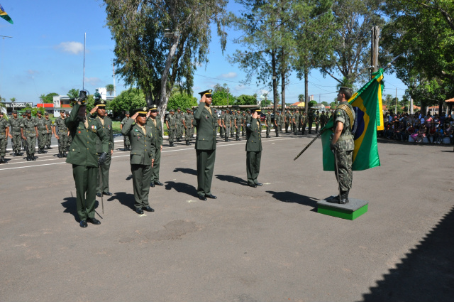 Marcia Moura prestigia condecoração de oficiais da 2º Companhia de Infantaria Seis soldados foram condecorados com medalhas por tempo de serviço e corpo de tropa (tempo de serviço em tropas militares do exército) (Foto: Divulgação/Assecom)