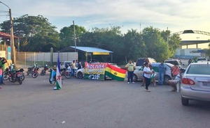 Manifestantes bolivianos fecham fronteira com MS em protesto pela decisão que permite a reeleição de Evo Morales. — Foto: Carla Salentim/TV Morena
