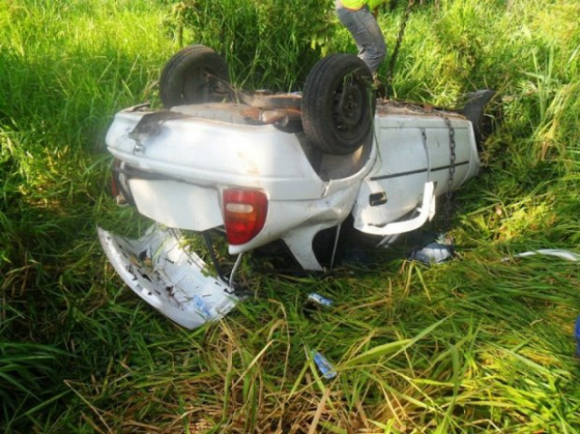 O condutor abriu para realizar uma ultrapassagem, momento que perdeu o controle do carro, que saiu da pista e capotou (Foto: Da Hora Bataguassu)