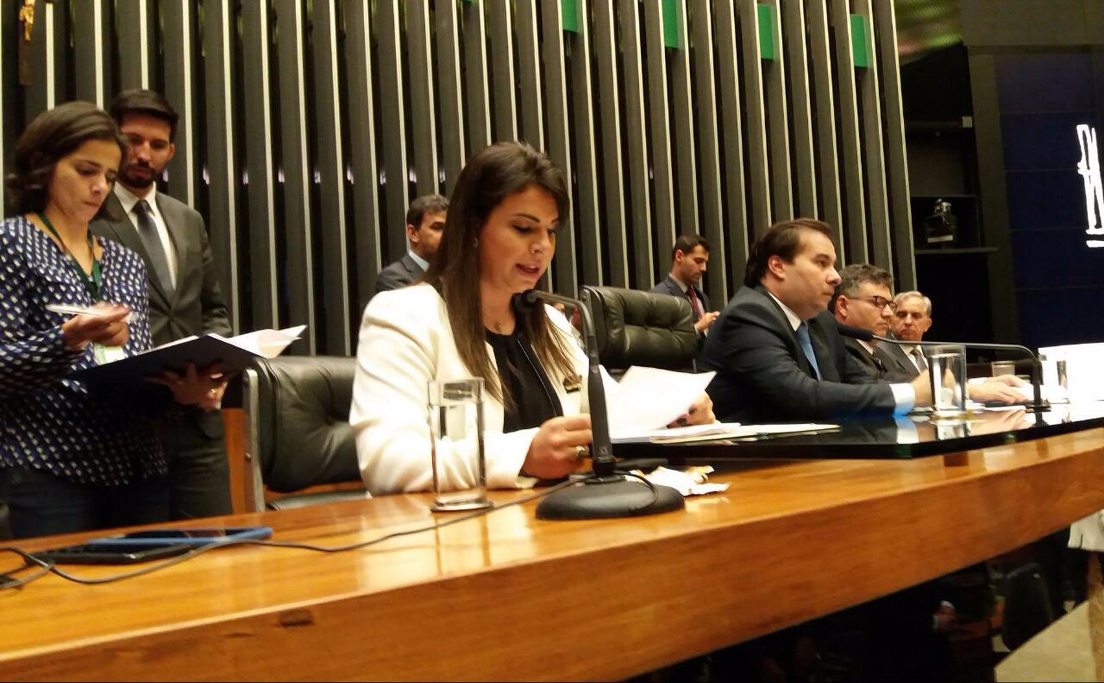Deputada Mariana Carvalho durante a leitura da denúncia da PGR contra o presidente Michel Temer (Foto: Bernardo Caram / G1)
